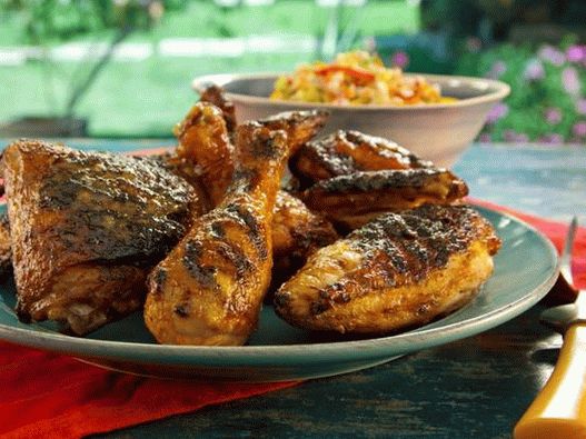 Frango grelhado marinado em leitelho com pimenta, com cobertura de mel e manga quente