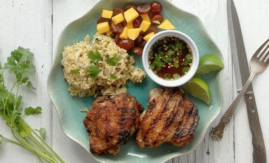 Frango grelhado em uma marinada saborosa do Caribe