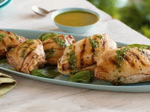 Frango grelhado com molho de manjericão