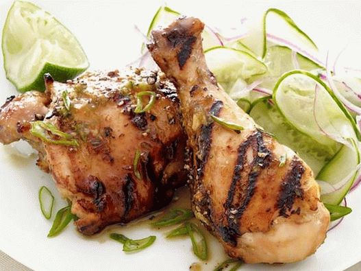 Frango com molho de churrasco e salada de pepino chinês