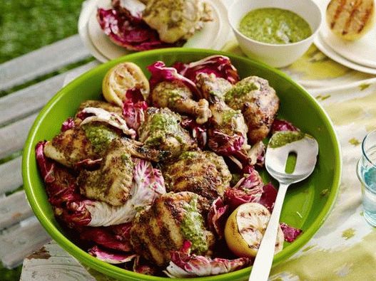 Frango grelhado com molho picante de alho e limão grelhado
