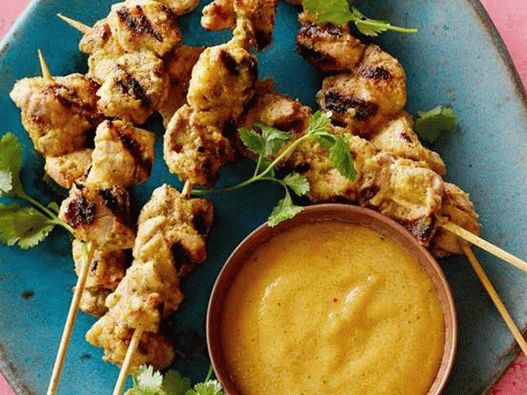 Espetos de frango grelhado com chutney de pêssego