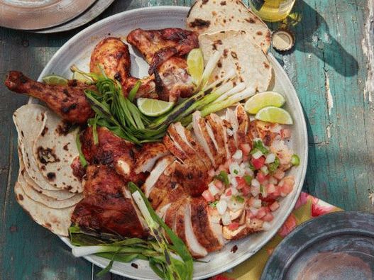 Foto de frango inteiro grelhado com pimenta chipotle