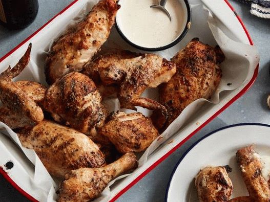 Foto de frango grelhado com molho de churrasco branco do Alabama