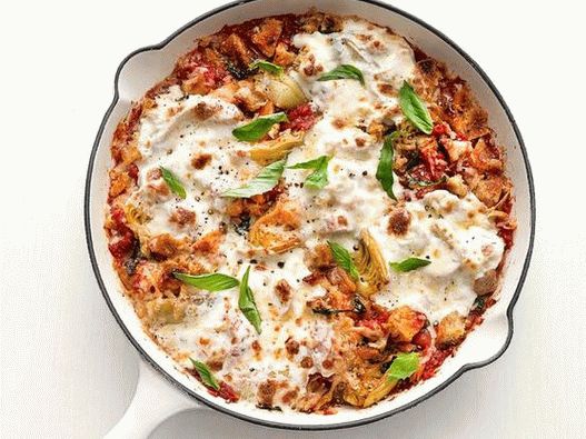 Foto de frango parmesão com alcachofras em uma panela