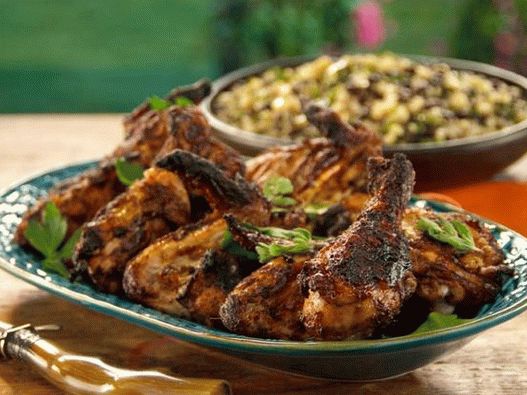 Foto frango Sinai grelhado com milho frito, feijão preto e quinoa