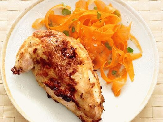 Foto frango tailandês com salada de cenoura e gengibre