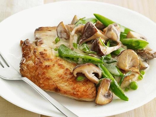 Foto frango com cogumelos e ervilhas em molho cremoso