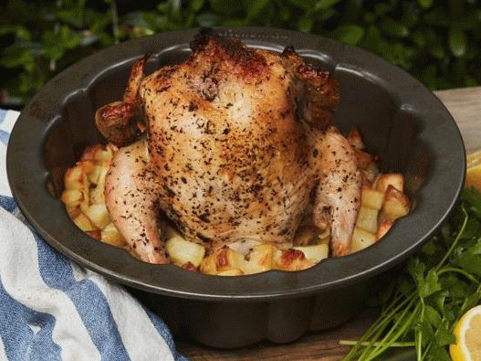 Foto frango com batatas grelhadas provençal em forma de cupcake