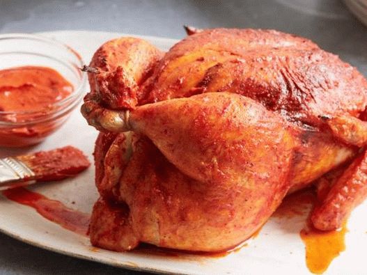 Foto de uma galinha com Harissa marroquina no forno