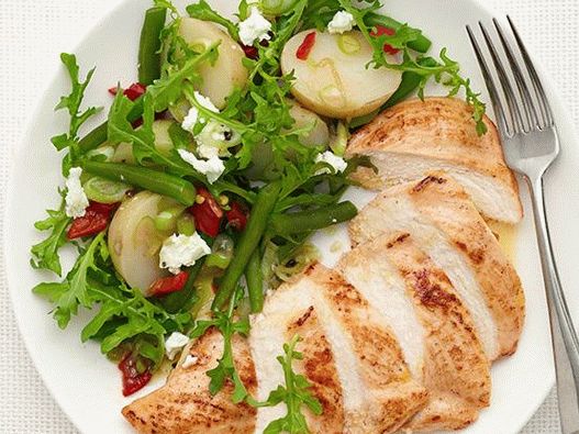 Foto de frango com salada de batata quente