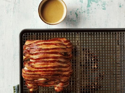 Foto de frango no forno embrulhado em bacon
