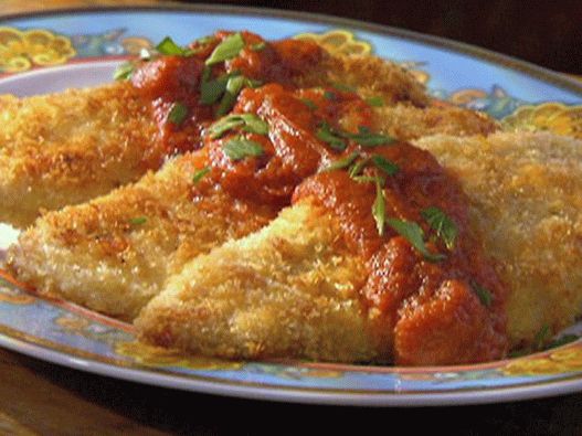Foto frango em uma crosta de panko e parmesão com molho de tomate wasabi