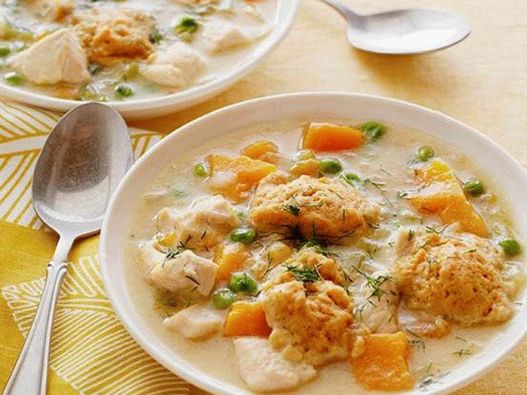 Foto frango em caldo de carne com endro e bolinhos