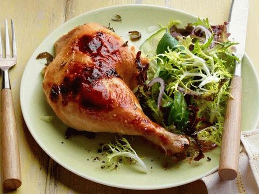 Foto de uma galinha em uma marinada de mel e limão no forno