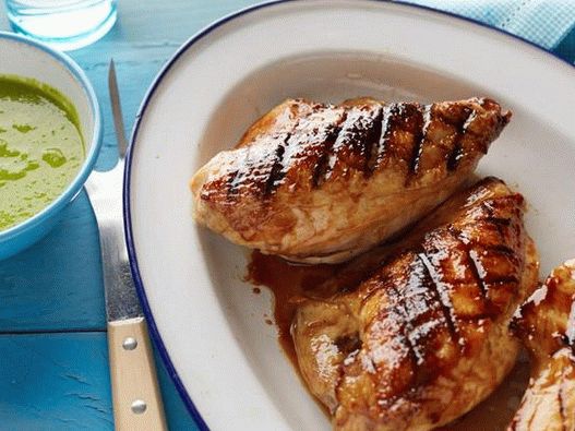 Foto Frango grelhado com cobertura de mel com molho de hortelã e ervilhas verdes