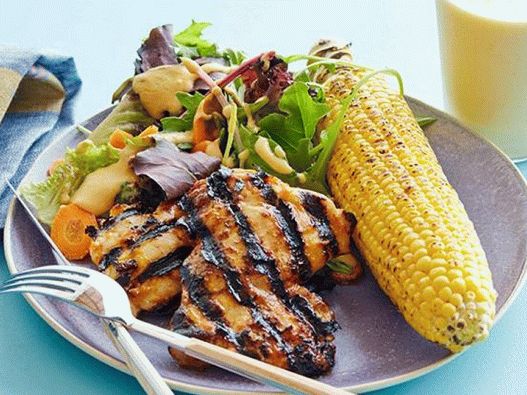 Foto de frango em molho barbecue com folhas de salada, milho grelhado e smoothies
