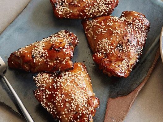 Foto de coxas de frango grelhadas em molho Teriyaki