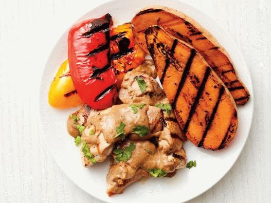 Foto Coxas de frango com legumes grelhados e molho de sementes de girassol