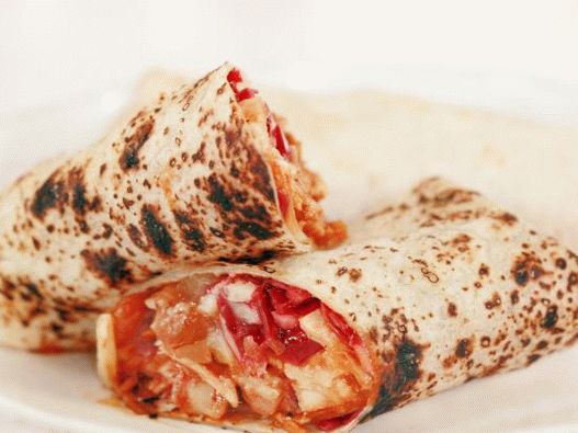 Foto Burritos de frango com feijão e couve roxa em molho picante
