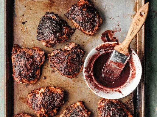 Foto de coxas de frango grelhadas com molho barbecue preto