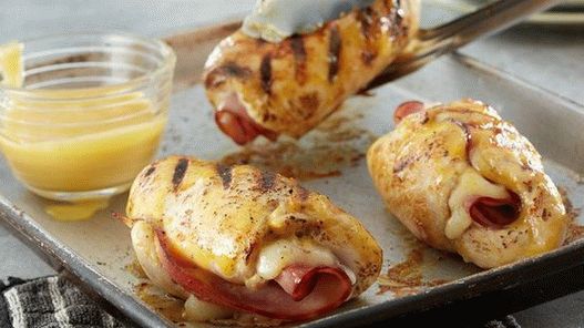 Foto de peitos de frango recheados com presunto e queijo