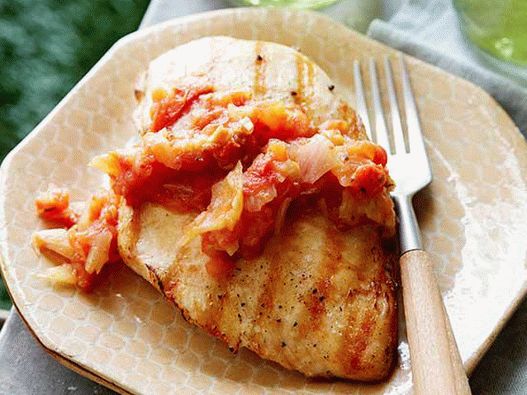 Peitos de frango grelhados com molho de tomate