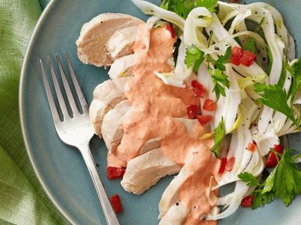 Foto de peitos de frango com molho de aioli vermelho e salada de erva-doce