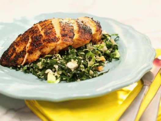 Foto Peito de frango com pimenta com salada de quinoa, couve e couve de bruxelas