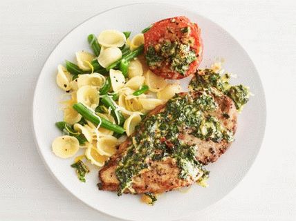 Foto de peitos de frango com pesto de rúcula