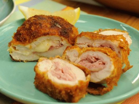 Foto de peitos de frango com presunto e queijo (frango Cordon Bleu)