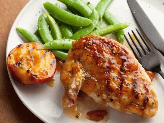 Foto de peitos de frango grelhados em esmalte de pêssego