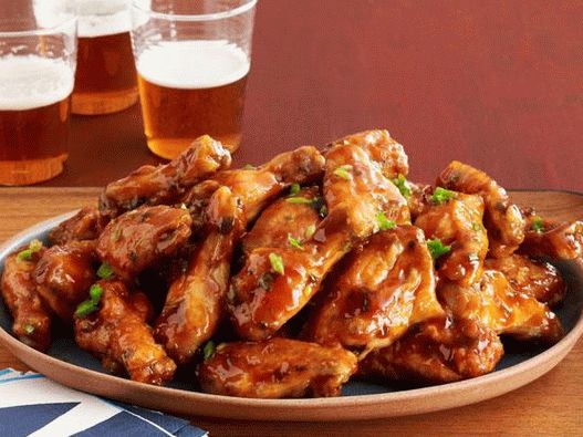 Foto asas de frango estilo caribenho sob um esmalte afiado