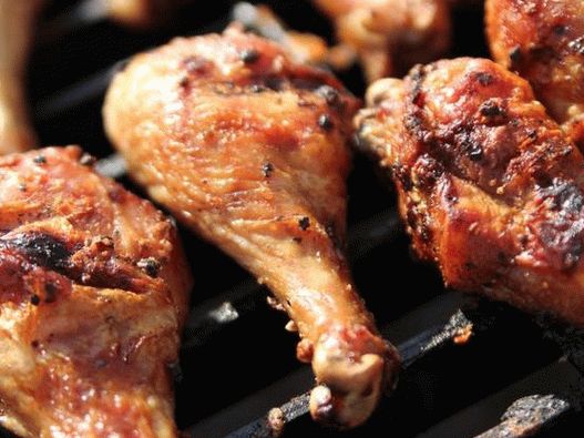Foto Pernas de frango com sal defumado e pimenta grelhada