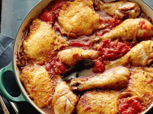 Foto Pernas de frango cozidas em molho de tomate