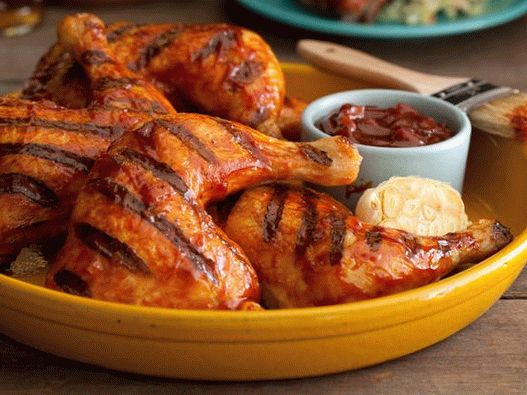 Foto de pernas de frango grelhado com molho barbecue