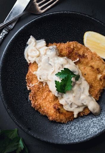 Foto schnitzels de frango com molho de cogumelos