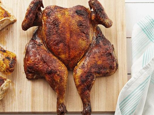 Foto carcaça de frango defumada em lascas de maçã