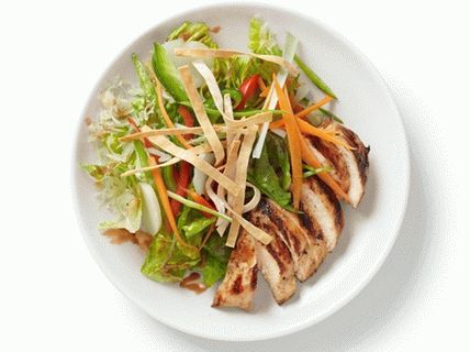 Foto de salada de frango de estilo asiático com molho de nozes