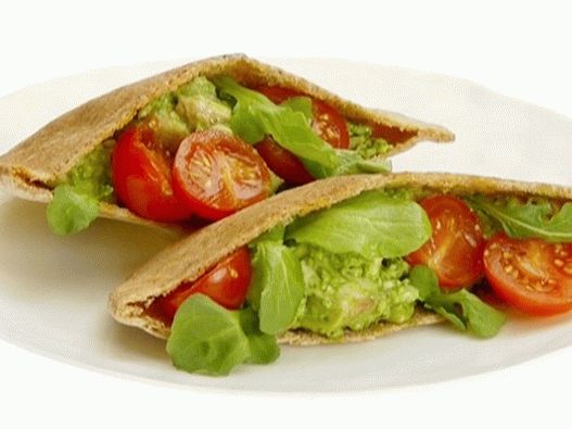 Foto de salada de frango com pesto em pita