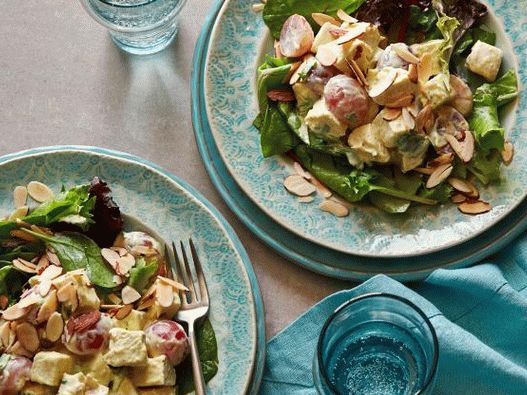 Foto salada de frango com uvas e curry