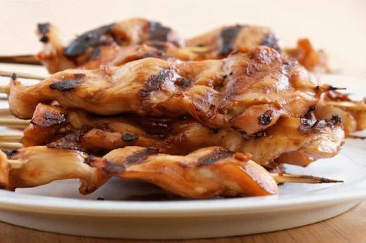 Foto espetos de frango grelhado - frango tandoori