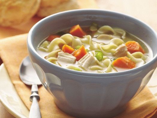 Foto de sopa de macarrão com frango