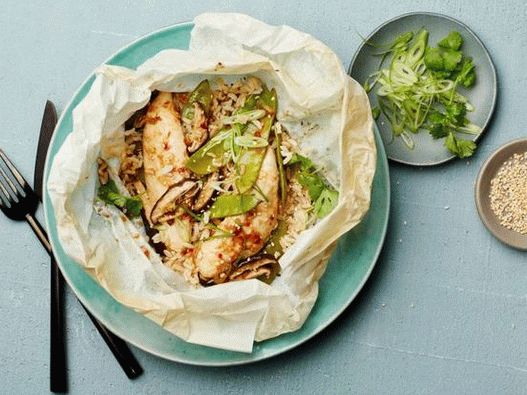 Foto filé de frango com gengibre e cebola verde em pergaminho