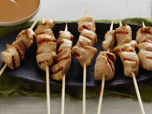Foto de frango refogado com molho de amendoim picante