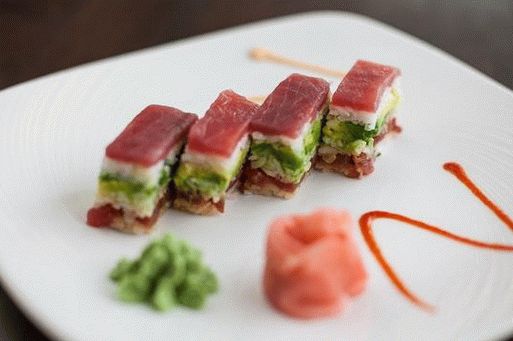 Foto de rolos quadrados de sushi ao estilo de Osaka