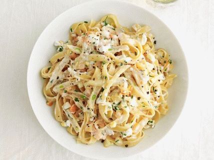 Foto macarrão fettuccine com legumes de verão e queijo de cabra