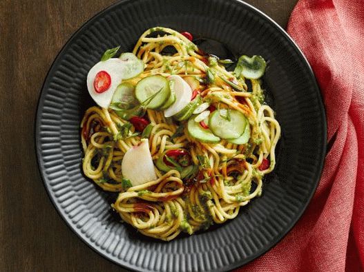 Foto com macarrão principal com gengibre e cebola verde