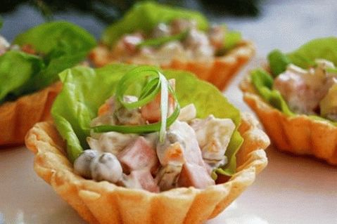 Salada leve de frango e cogumelos em tortinhas