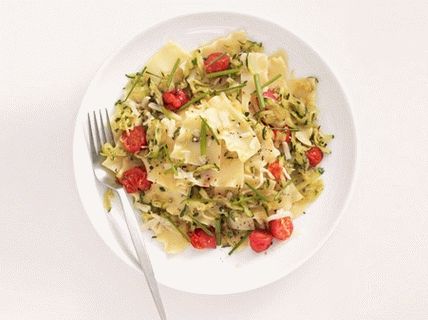 Foto de lasanha preguiçosa com tomate e abobrinha